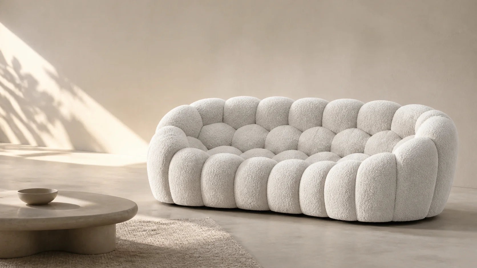 Salon lumineux avec canapé blanc aux formes arrondies